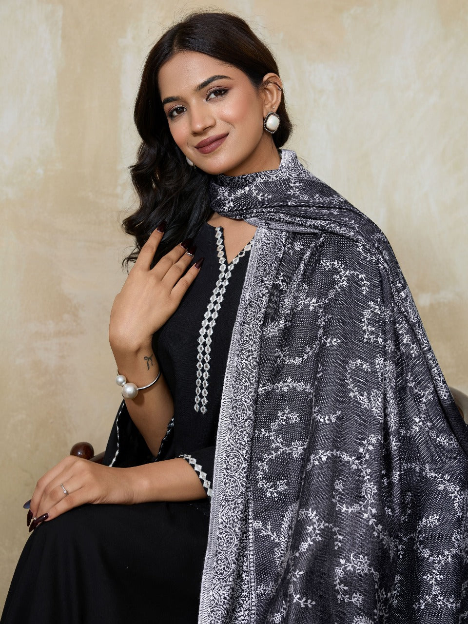 Weavers Villa Women's Viscose Stole – Soft Lightweight Paisley Jaal Design Stole Shawl Wrap Dupatta Scarf for All Seasons, Sun Protection for girls, 70cm x 200cm